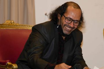  رجل للبيع للمؤذن... محاولة سردية لحالات التشظي الإنساني