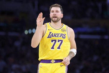 دونتشيتش يقود ليكرز إلى فوز مثير على دنفر بعد التمديد