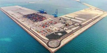 هجوم بطائرات مسيرة وصواريخ يستهدف ميناء مبارك الكبير هجوم بطائرات مسيرة وصواريخ يستهدف ميناء مبارك الكبير