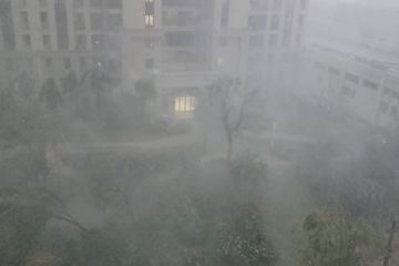 أعاصير قمعية وضباب كثيف بالصين