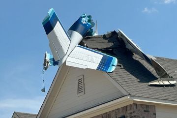 طائرة تصطدم بمنزلين في أميركا