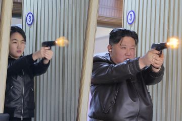 كيم جونغ أون يتفقد مصنعا للذخيرة ويجرب مسدسا جديدا مع ابنته