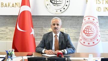 وزير النقل التركي: 14 سفينة ذات ملكية تركية لا تزال عالقة في مضيق هرمز وزير النقل التركي: 14 سفينة ذات ملكية تركية لا تزال عالقة في مضيق هرمز