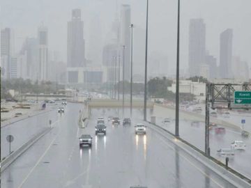  الدخلية : إغلاق بعض الطرق وتحويلات مرورية.. بسبب الأمطار