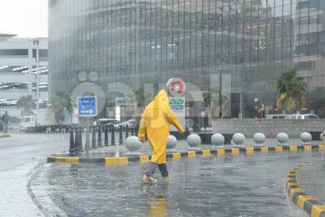  الأشغال : أمطار استثنائية تشهدها الكويت منذ أمس.. وفرقنا المعنية في مواقعها