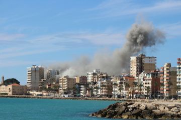 لبنان: الحكومة تطرد سفير طهران وحزب الله وأمل يتمردان على القرار