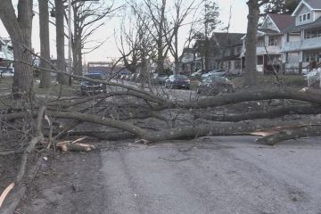 رياح عاتية تتسبب بانقطاع الكهرباء عن مئات الآلاف في الولايات المتحدة