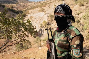 الاستخبارات الأمريكية تسعى لتسليح الأكراد لإشعال انتفاضة شعبية في إيران الاستخبارات الأمريكية تسعى لتسليح الأكراد لإشعال انتفاضة شعبية في إيران