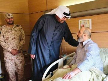 وزير الدفاع يطمئن على صحة أحد المصابين جراء استهداف بطائرات مسيرة معادية