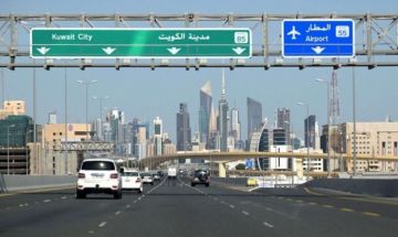 فرق الإطفاء تكافح حريق خزانات الوقود بمطار الكويت الدولي