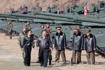 زعيم كوريا الشمالية يشرف على مناورة عسكرية شملت استخدام دبابة جديدة