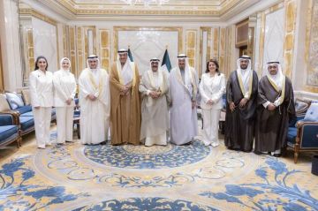 أمير الكويت يستقبل رئيس الوزراء وأعضاء مجلس إدارة نزاهة الجدد لأداء القسم أمير الكويت يستقبل رئيس الوزراء وأعضاء مجلس إدارة نزاهة الجدد لأداء القسم
