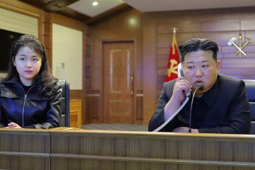 زعيم كوريا الشمالية وابنته يشهدان اختبار صواريخ كروز استراتيجية زعيم كوريا الشمالية وابنته يشهدان اختبار صواريخ كروز استراتيجية