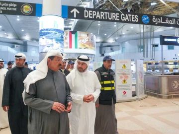 سمو رئيس الوزراء يتفقد مطار الكويت الدولي سمو رئيس الوزراء يتفقد مطار الكويت الدولي