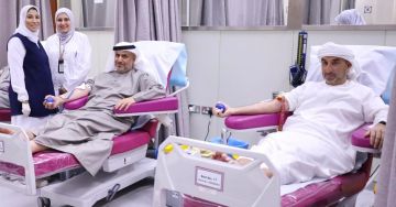 السفير الإماراتي وأعضاء السفارة يتبرعون بالدم