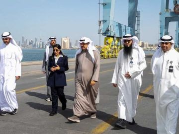سمو رئيس مجلس الوزراء يتفقد ميناء الشويخ سمو رئيس مجلس الوزراء يتفقد ميناء الشويخ