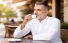 4 مخاطر للإفراط في شرب القهوة.. بعد الخمسين