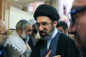 مجتبى خامنئي يعود لإيران ويعقد أول اجتماع رسمي