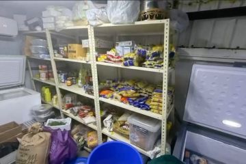 مطبخ مركزي مخالف داخل عقار سكني.. وعمال دون شهادات صحية