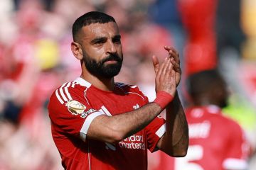 محمد صلاح يغادر مباراة ليفربول وكريستال بالاس بإصابة مقلقة