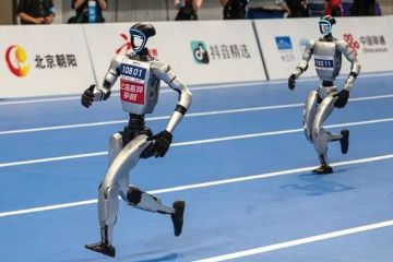 روبوتات رياضية تتفوق على البشر في نصف ماراثون ببكين