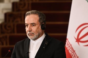 وزير الخارجية الإيراني يعود إلى العاصمة الباكستانية قادما من سلطنة عمان