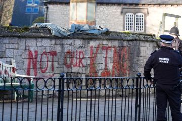 كتابة ليس ملكنا على جدار كاتدرائية في ويلز قبل زيارة الملك تشارلز