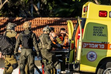 انتشال جثث 4 إسرائيليين من تحت أنقاض مبنى في حيفا استهدفه صاروخ إيراني