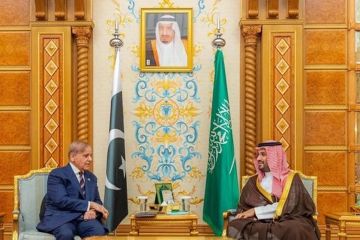 رئيس الوزراء الباكستاني يصل جدة ويلتقي ولي العهد السعودي