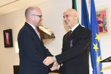 سفير فرنسا يقلد كمال رويبح وسام السعف الأكاديمية 