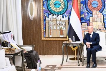 رئيس مجلس القيادة اليمني يؤكد تضامن اليمن المطلق مع الكويت ويشيد بقدراتها الدفاعية