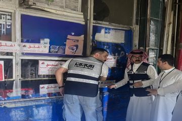  التجارة تغلق مخزنا للإطارات المستعملة في الشويخ وتتحفظ على 1170 إطارا