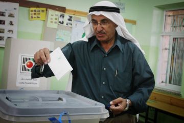 الفلسطينيون يدلون بأصواتهم في أول انتخابات بلدية منذ حرب غزة