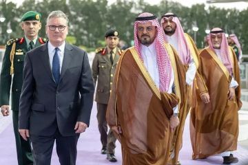 رئيس الوزراء البريطاني يصل السعودية في مستهل جولة خليجية ويرحب بوقف إطلاق النار رئيس الوزراء البريطاني يصل السعودية في مستهل جولة خليجية ويرحب بوقف إطلاق النار