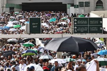 حجاج بيت الله الحرام يتوافدون إلى مشعر منى لقضاء يوم التروية حجاج بيت الله الحرام يتوافدون إلى مشعر منى لقضاء يوم التروية