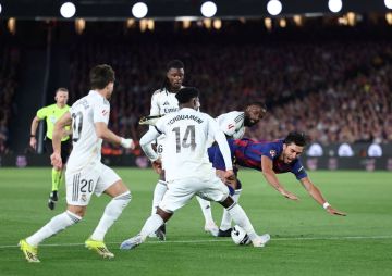 برشلونة يحسم لقب الدوري الإسباني لكرة القدم بتغلبه 2- 0 على ريال مدريد