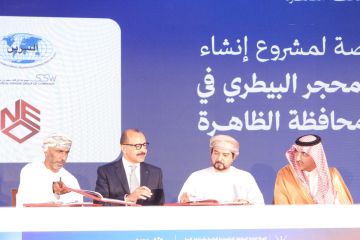 عمان: إنشاء ميناء بري بالقرب من منفذ الربع الخالي مع السعودية لتعزيز التجارة 