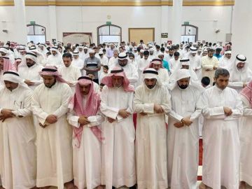 المواطنون والمقيمون يؤدون صلاة عيد الأضحى المبارك المواطنون والمقيمون يؤدون صلاة عيد الأضحى المبارك