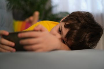خطورة وسائل التواصل الاجتماعي على الأطفال.. لا تقل عن التدخين