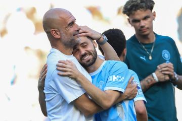 بالدموع.. لبرناردو سيلفا يودع مانشستر سيتي