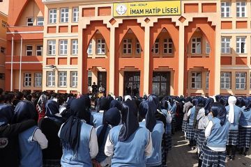 زلزال قوي يخلي مدارس تركية زلزال قوي يخلي مدارس تركية