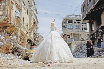 غزة تلبس فساتين الفرح... رغم الدمار غزة تلبس فساتين الفرح... رغم الدمار