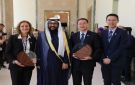 وكيل وزارة الصحة يسلم جائزة صباح الأحمد لتعزيز صحة كبار السن للبروفيسور فيلاس ومجموعة سينغ هيلث 