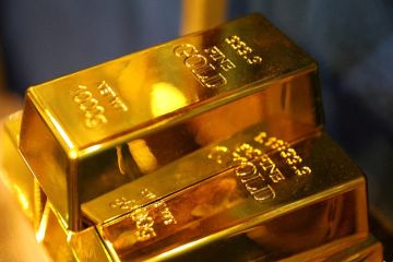 الذهب يرتفع مدعوما بضعف الدولار وتراجع النفط