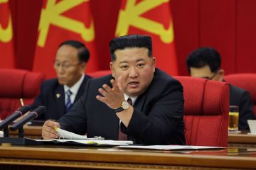 كيم جونغ أون يعلن أن كوريا الشمالية تجهز مدمرات بأسلحة نووية كيم جونغ أون يعلن أن كوريا الشمالية تجهز مدمرات بأسلحة نووية