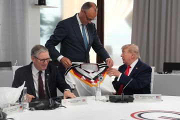 ميرتس يهدي ترامب قميصا للمنتخب الألماني يحمل رقم 47 ميرتس يهدي ترامب قميصا للمنتخب الألماني يحمل رقم 47
