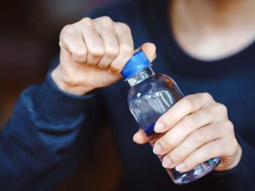 لا تحتفظ بقنينة الماء المفتوحة لأكثر من 24 ساعة لا تحتفظ بقنينة الماء المفتوحة لأكثر من 24 ساعة