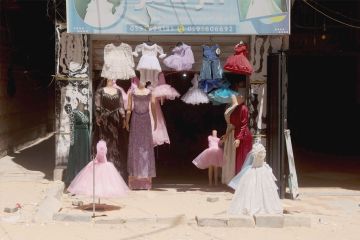 الأقمشة الميتة في غزة تعود إلى الحياة الأقمشة الميتة في غزة تعود إلى الحياة