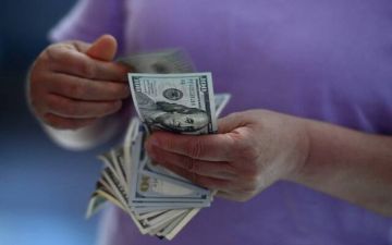 الدولار يتعافى طفيفا وسط ترقب اتفاق لوقف إطلاق النار الدولار يتعافى طفيفا وسط ترقب اتفاق لوقف إطلاق النار