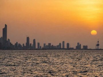 الغروب في سماء الكويت.. لوحة تنبض بالجمال الغروب في سماء الكويت.. لوحة تنبض بالجمال